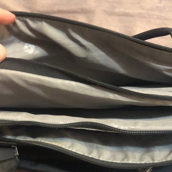 Samsonite large black laptop travel bag. Padded interior pouch and room for lots - Picture 8 of 12